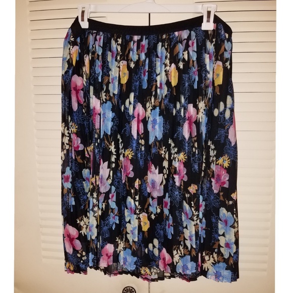 Ava & Viv Pleated Floral Skirt - Picture 4 of 4